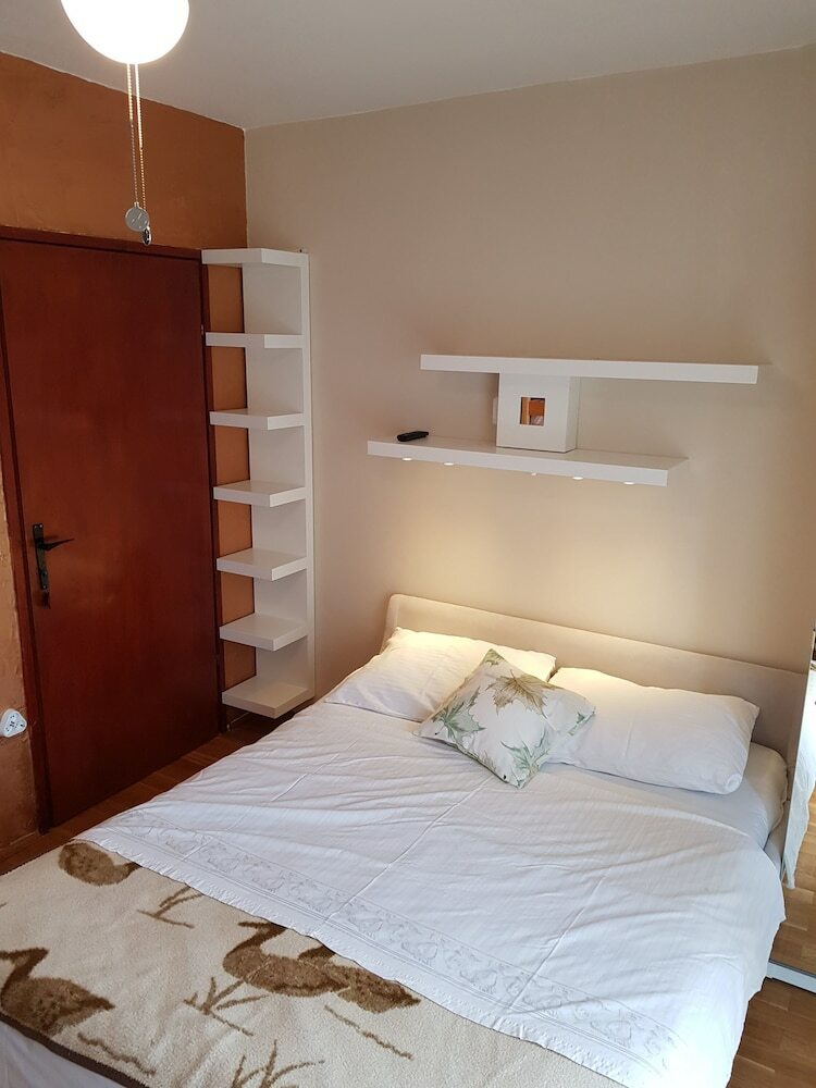 Apartment And Room Marica