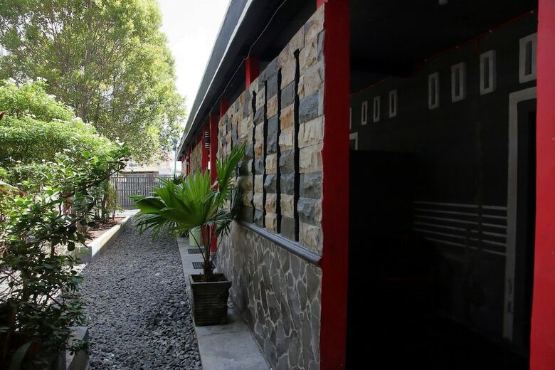 Hostal Oyo 933 Wisma Malawen