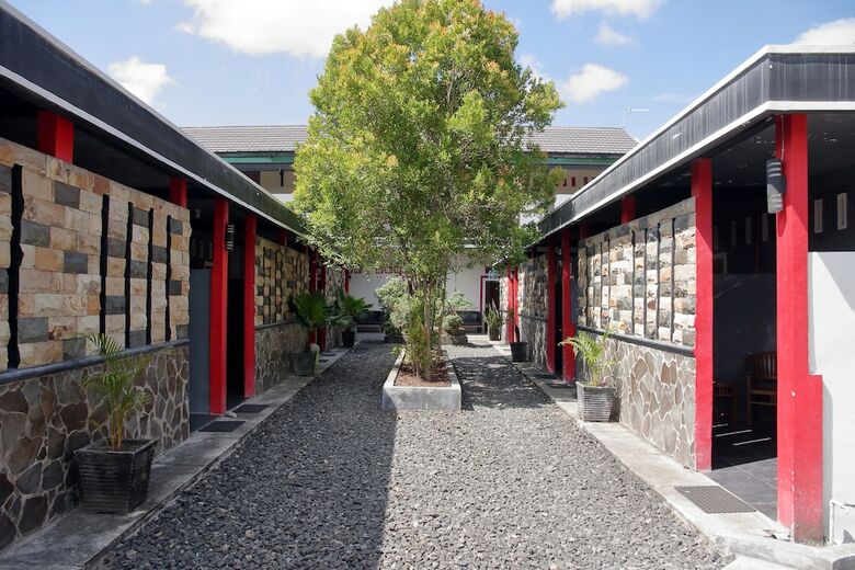 Hostal Oyo 933 Wisma Malawen