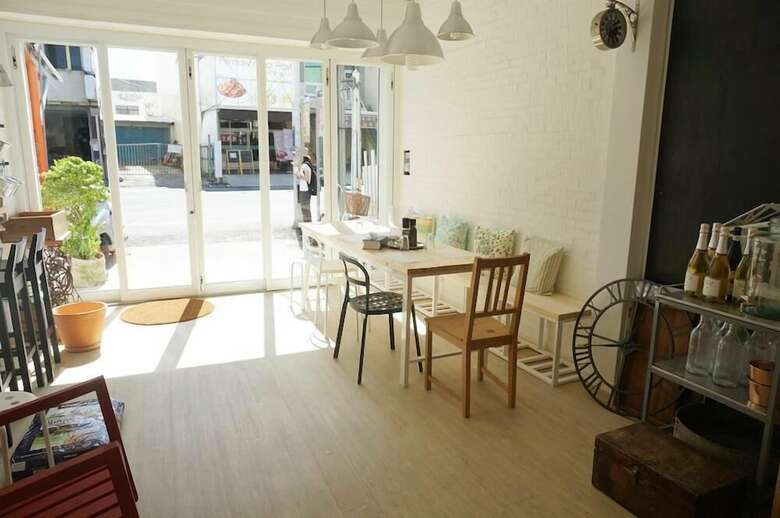 Bed & Breakfast Milk White Homestay