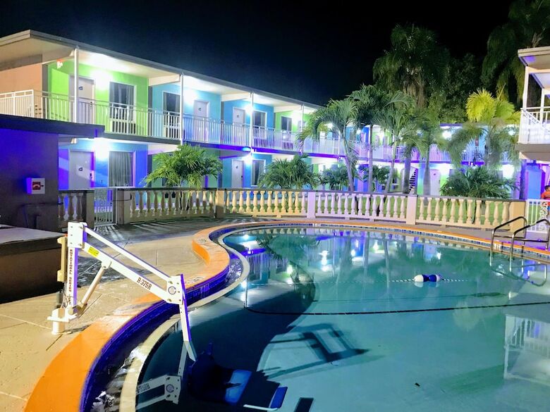 Motel Tropical Inn & Suites