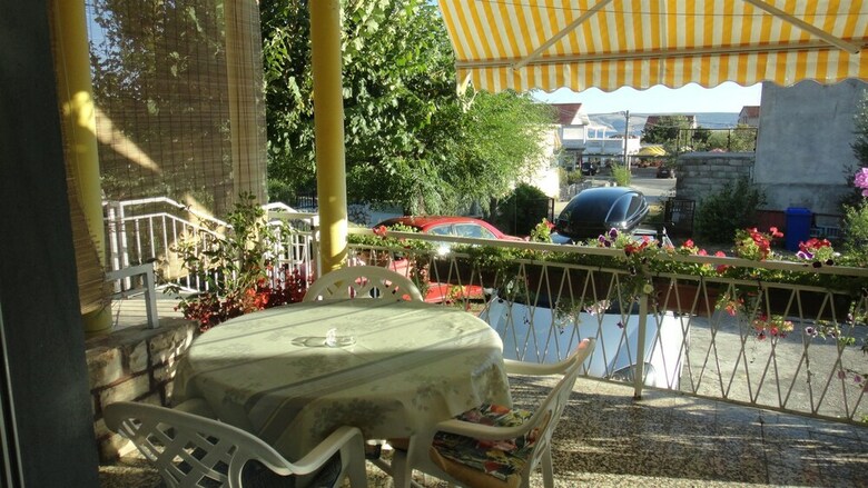Apartments Nada-on Quiet Location In Center Of Starigrad