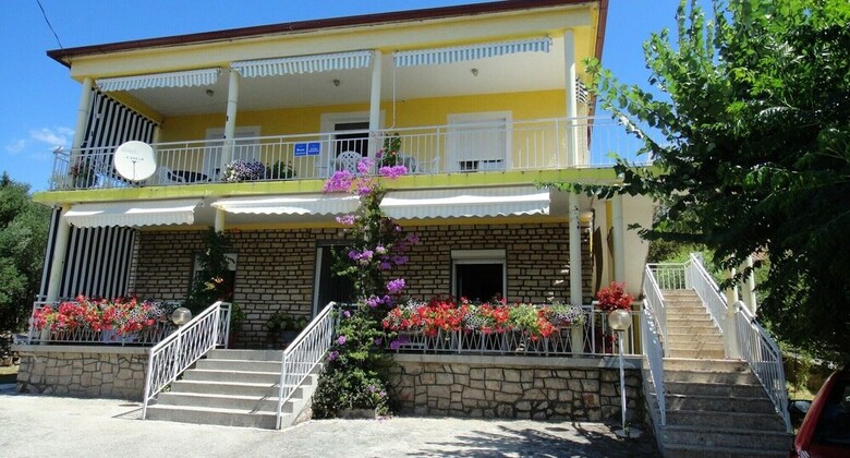 Apartments Nada-on Quiet Location In Center Of Starigrad