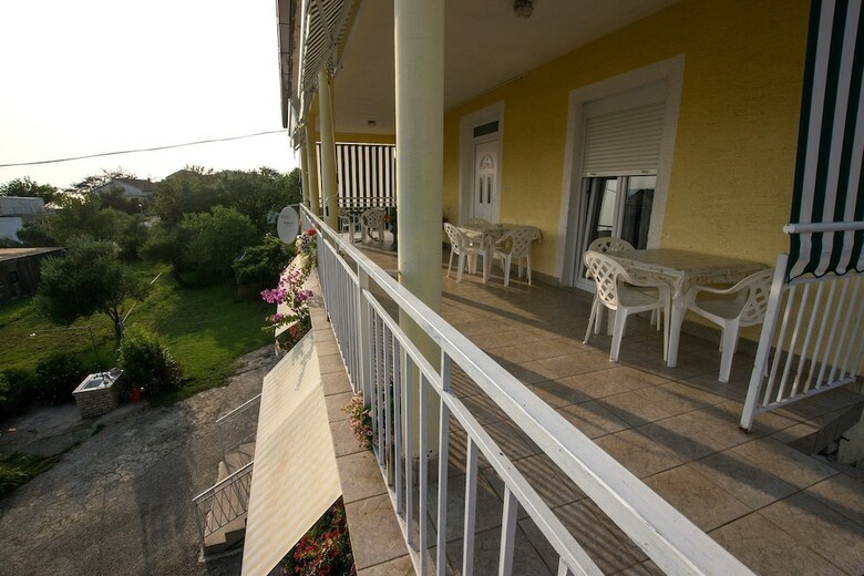 Apartments Nada-on Quiet Location In Center Of Starigrad