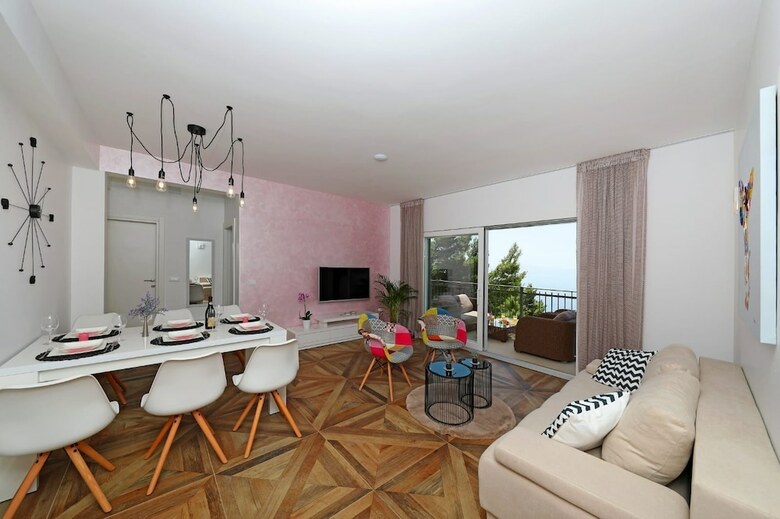 Redstone Luxury Apartments