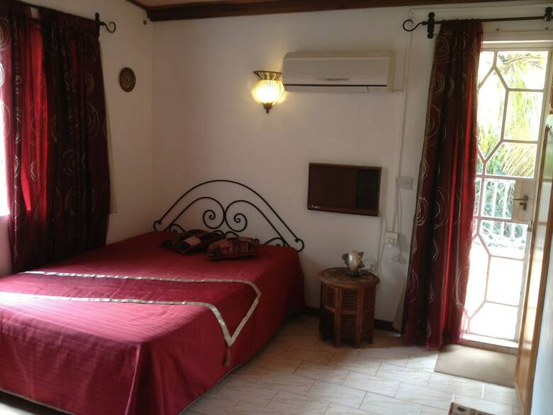 Villa With Heated Pool / Piscine Chauffee