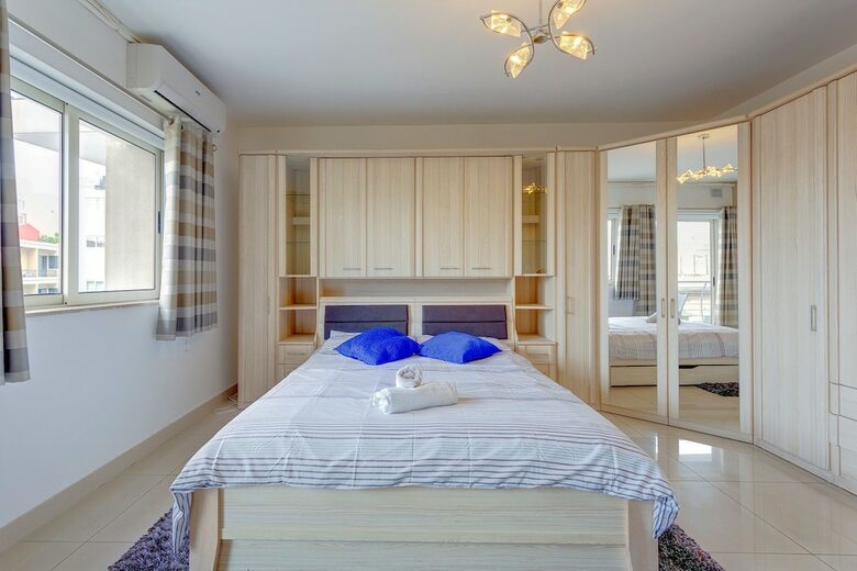 Centric And Spacious Apartment With Wifi And Balcony