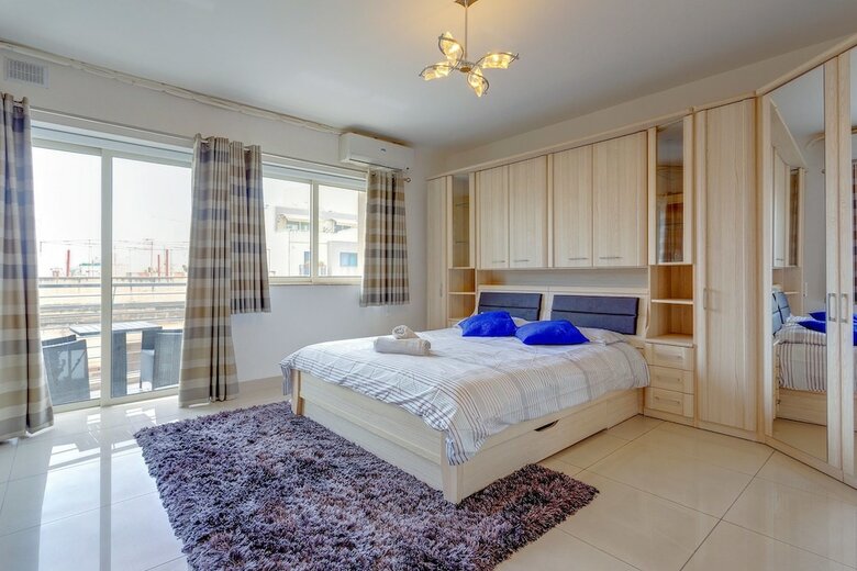 Centric And Spacious Apartment With Wifi And Balcony