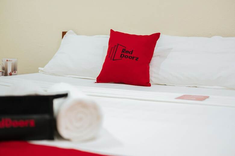 Hotel Reddoorz Premium Near Pristine Beach