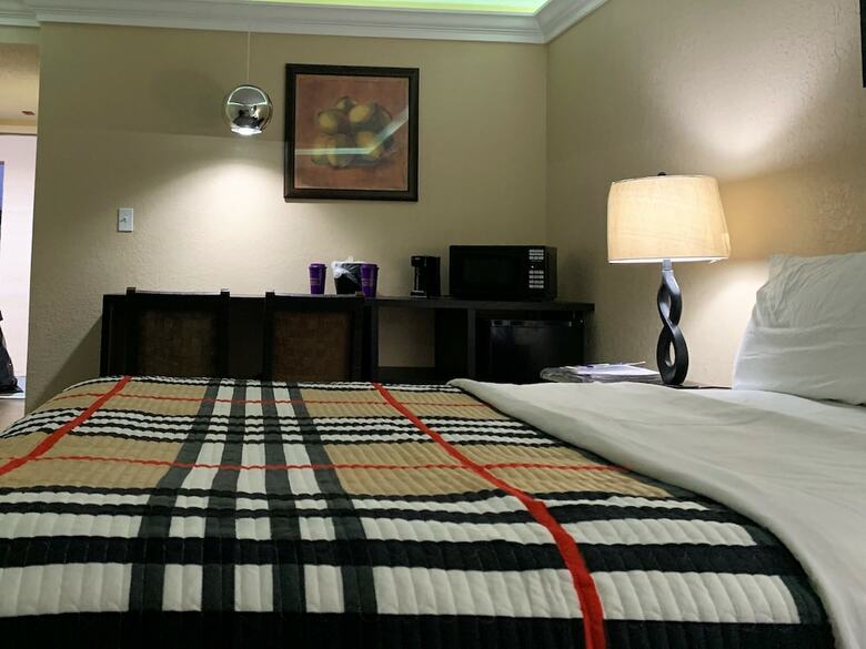 Hotel Apm Inn & Suites