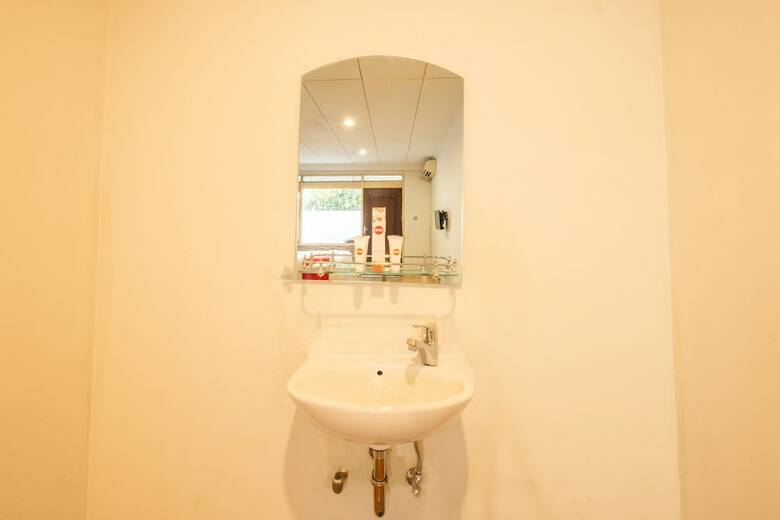 Hostal Oyo 1139 Rossan Villa 2