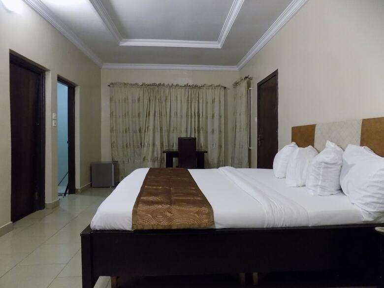 Aparthotel Posh Apartments  Hotel Opebi