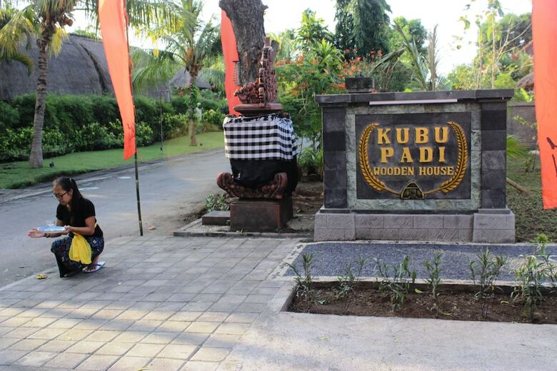 Bed & Breakfast Kubu Padi Wooden House