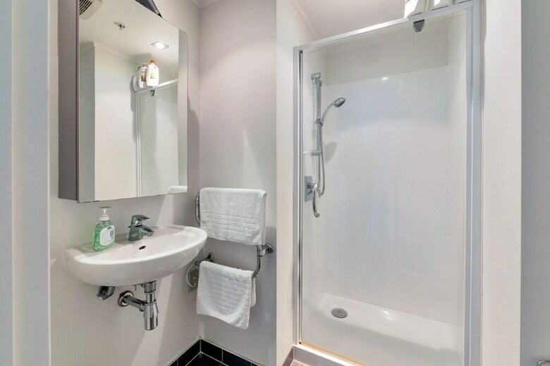 Jht - 2 Brm Apartment, Queen St, Netflix Tv