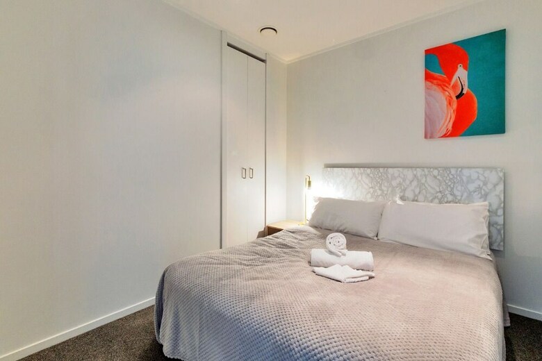 Jht - 2 Brm Apartment, Queen St, Netflix Tv