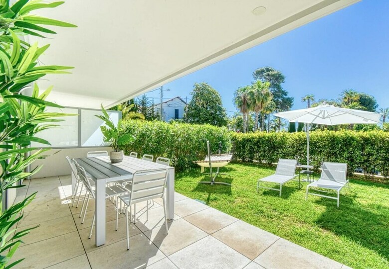 Nice Apartment With Private Garden, Pool & Parking