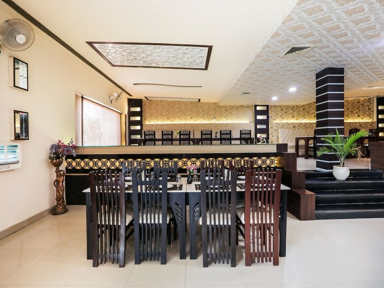Capital O 38771 Hotel J7 International