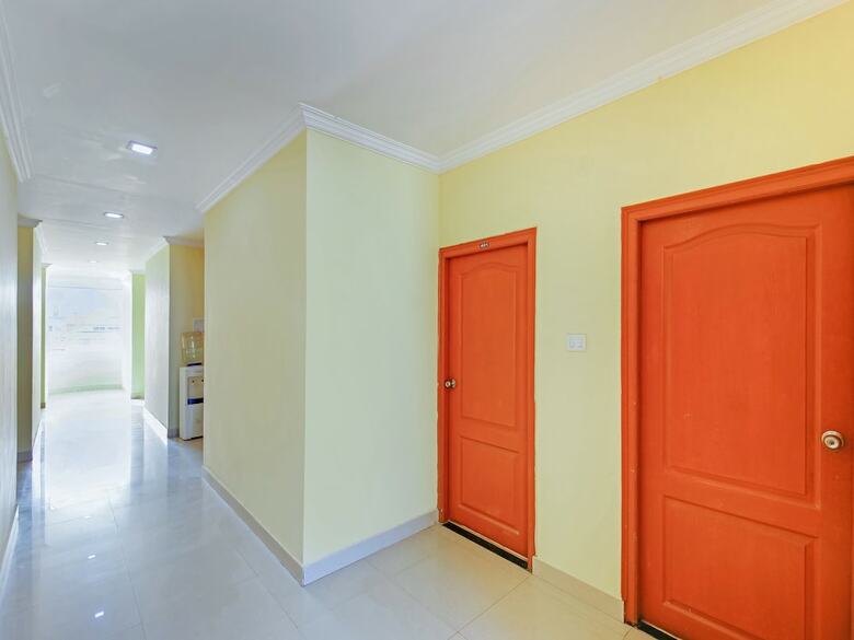 Hotel Oyo 30151 Golden Hive