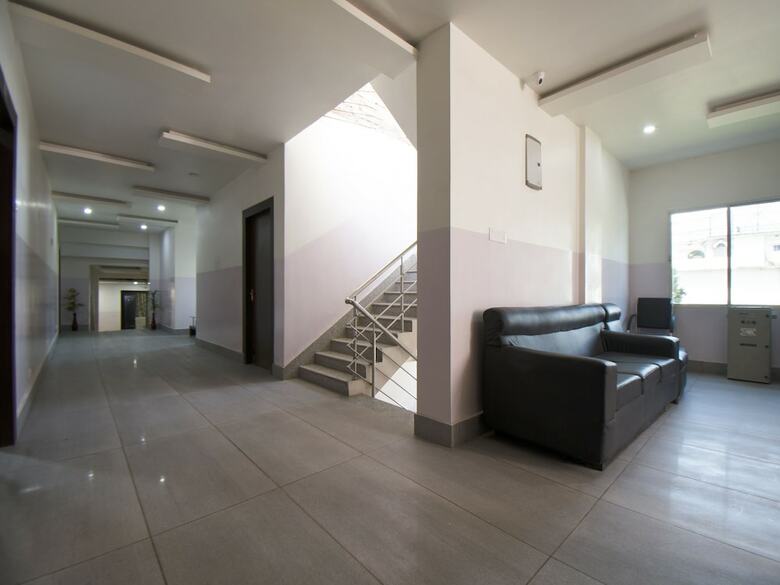Oyo 33503 Hotel Holiday International
