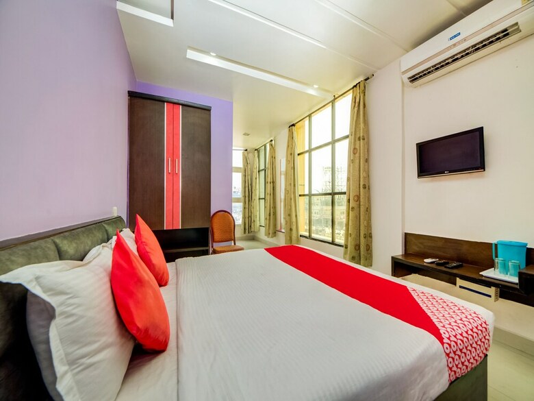 Oyo 40124 Hotel Vjr Residency