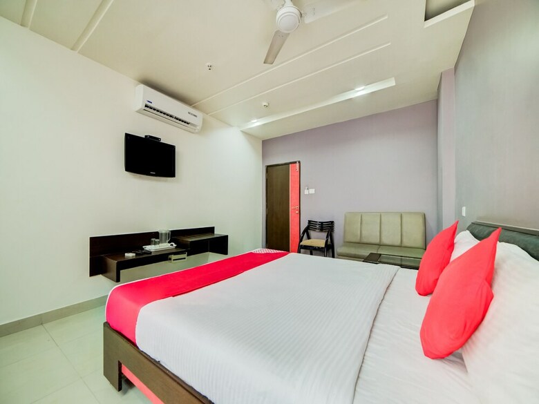 Oyo 40124 Hotel Vjr Residency