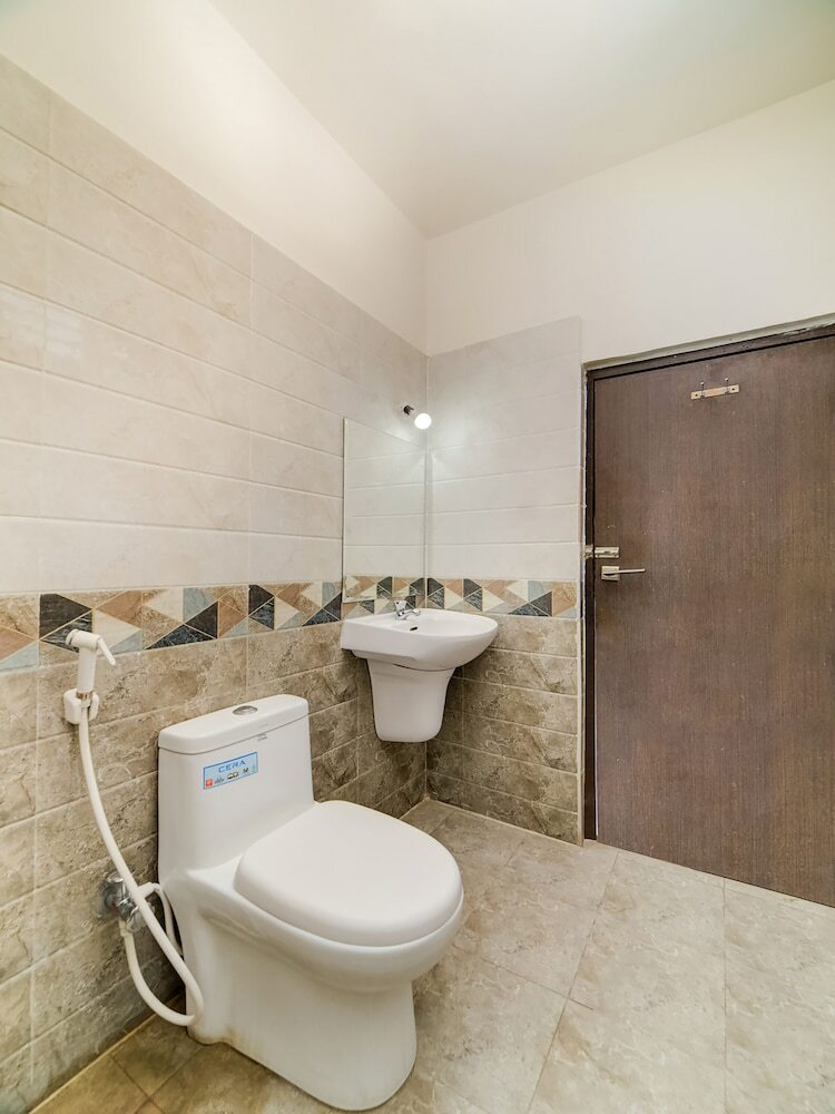 Oyo 40124 Hotel Vjr Residency