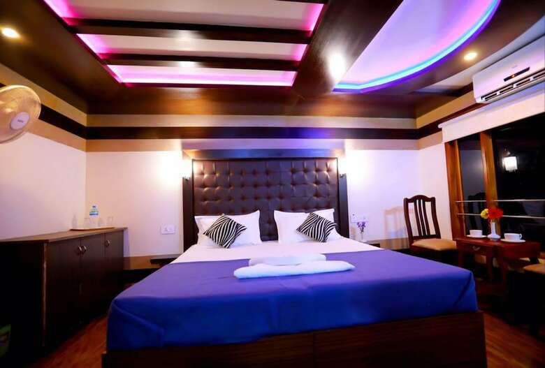 Hotel Indiavacationz Houseboat