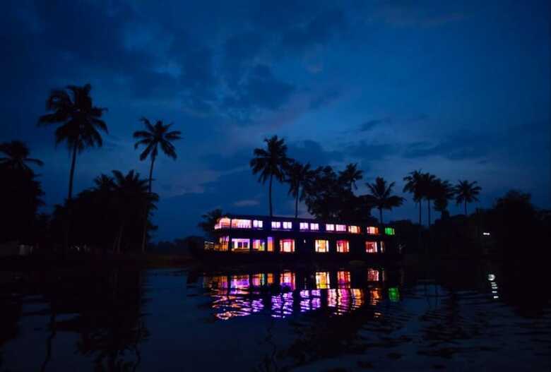 Hotel Indiavacationz Houseboat