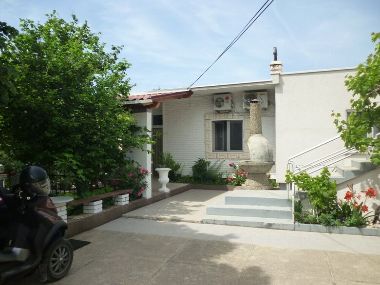 Apartment Tinka-with Beautiful Garden Area