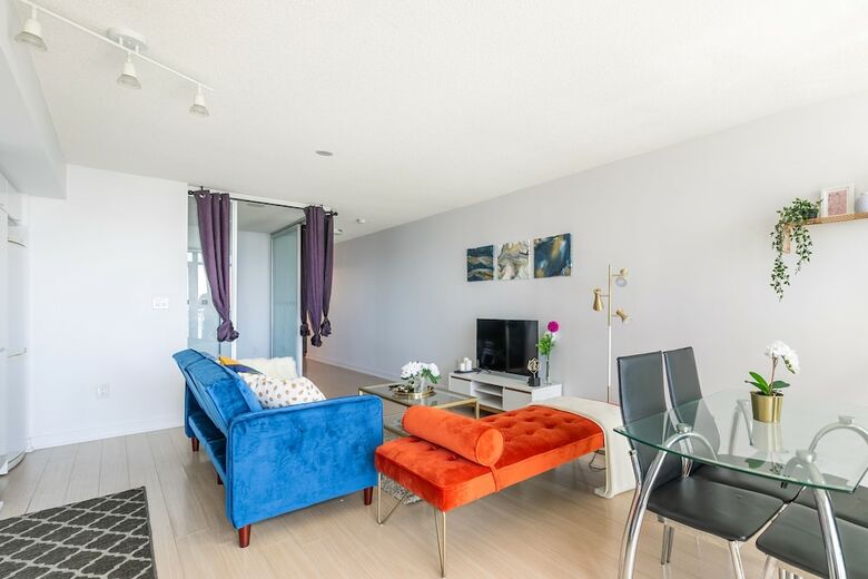 Gorgeous Luxury Condos Near The Cn Tower