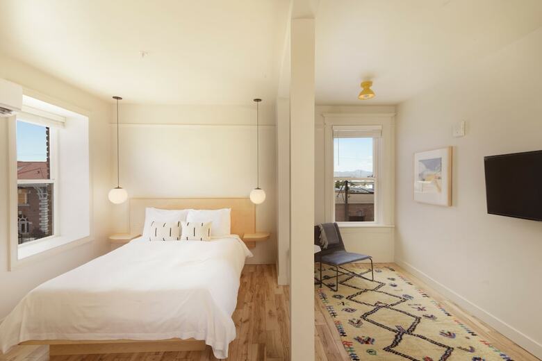 The Jesse Hotel & Bar