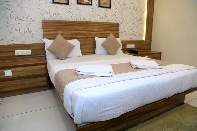 Hotel Shobhna Palace By Sky Stays