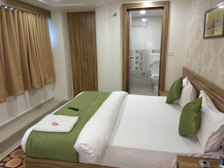Hotel Shobhna Palace By Sky Stays