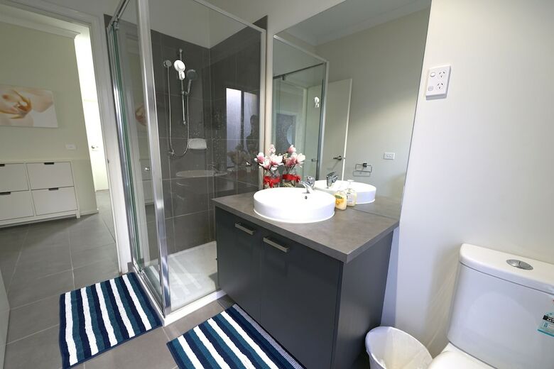 Luxury 9 Brm House In Melbourne