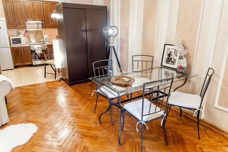 Apartment On Bolshoy Gnezdnikovskiy 10