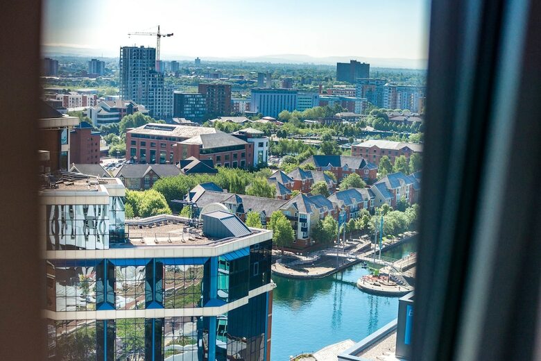 Contemporary 1 Bed Apartment Media City