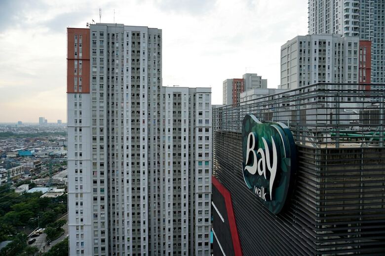 Blue Studio Apartment At Green Bay Pluit