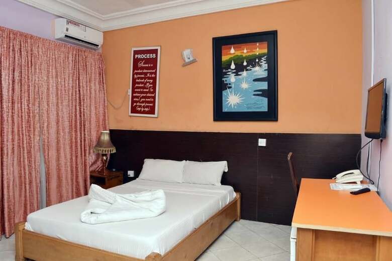 Queens Court Hotel