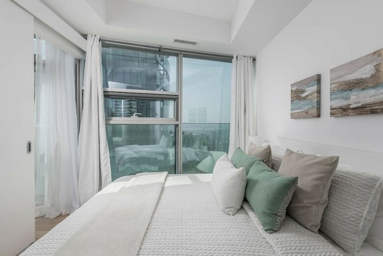 Elegant Condo With Stunning Lake & Views