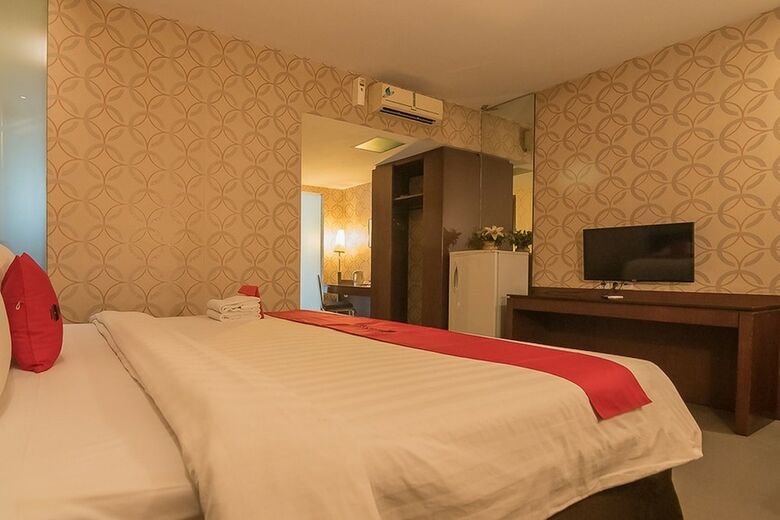Hotel Reddoorz Plus @ Cipaganti Street 3
