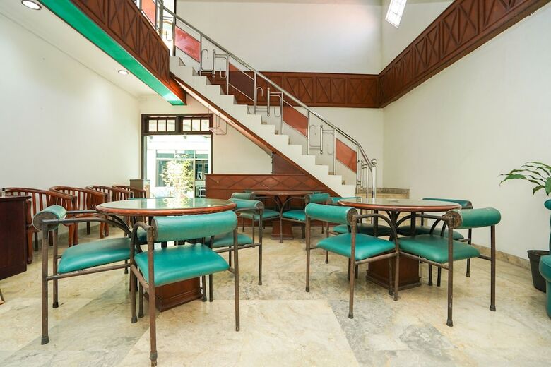 Hostal Oyo 1225 Hotel Dibino