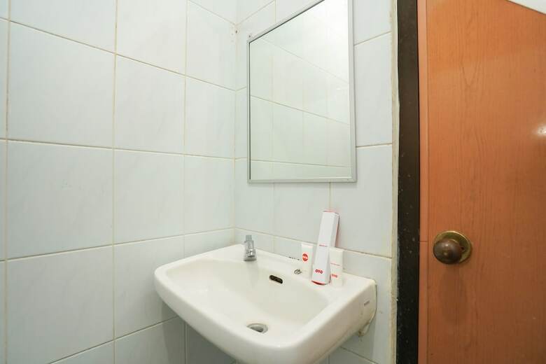 Hostal Oyo 1225 Hotel Dibino