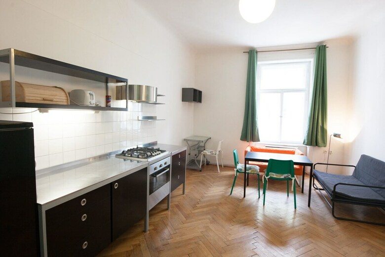Vintage Two Bedroom Apartment In Ujezd