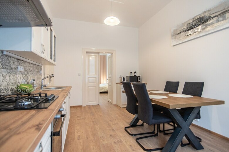 Refurbished 1br Apartment In Nice Quiet Area With Free Parking