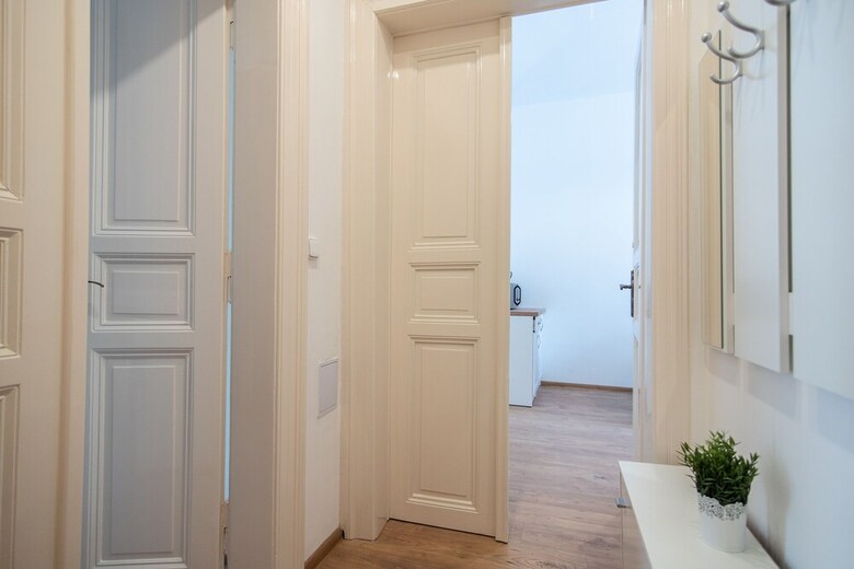 Refurbished 1br Apartment In Nice Quiet Area With Free Parking
