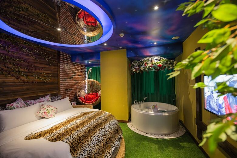 Love Of Swan Theme Hotel