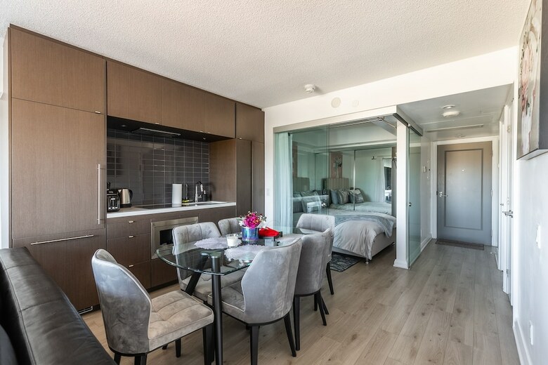 Simply Comfort Charming Yorkville Condos