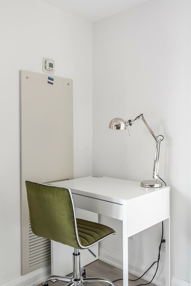 Simply Comfort Charming Yorkville Condos