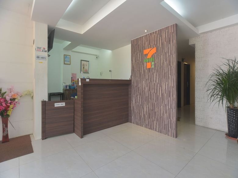 Oyo 44052 Seven Hotel