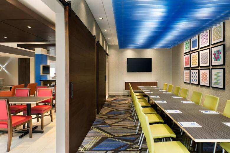 Hotel Holiday Inn Express And Suites Warsaw - E Center